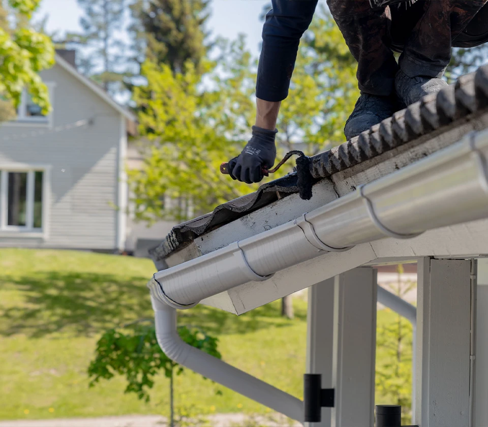 Tiilien reunojen maalaus.