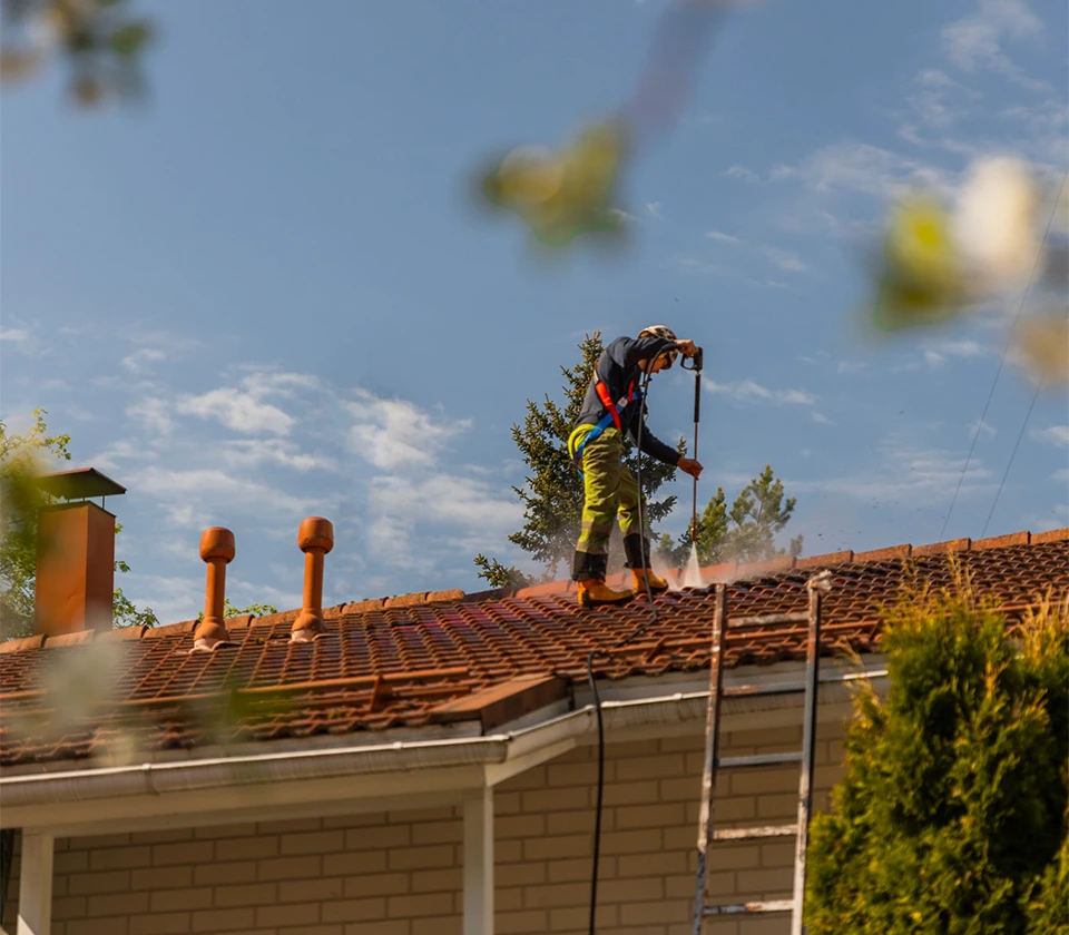 Tiilikaton pinnoituksen pesuvaihe rivitaloyhtiön katolla.