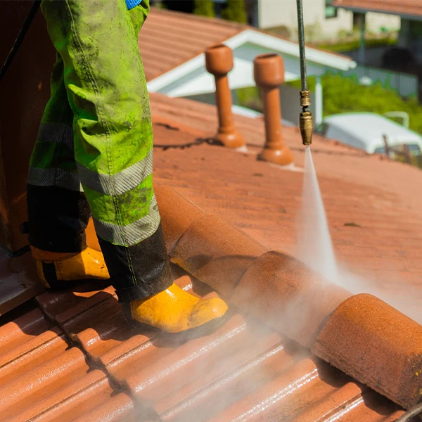 Tiilikaton pinnoitus alkaa tiilikaton pesulla.