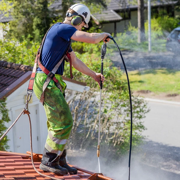 Rännien ja kourujen pesu tiilikatolta käsin.