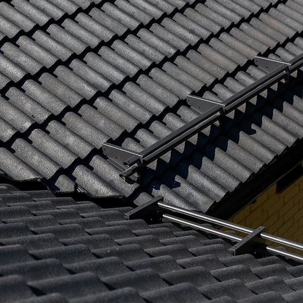 Mustat vaihdetut kattotiilet