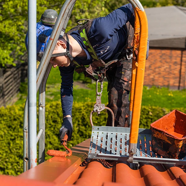 Tiilikaton pinnoituksen tarkkamaalausvaihe. Reunapeltien maalaus.