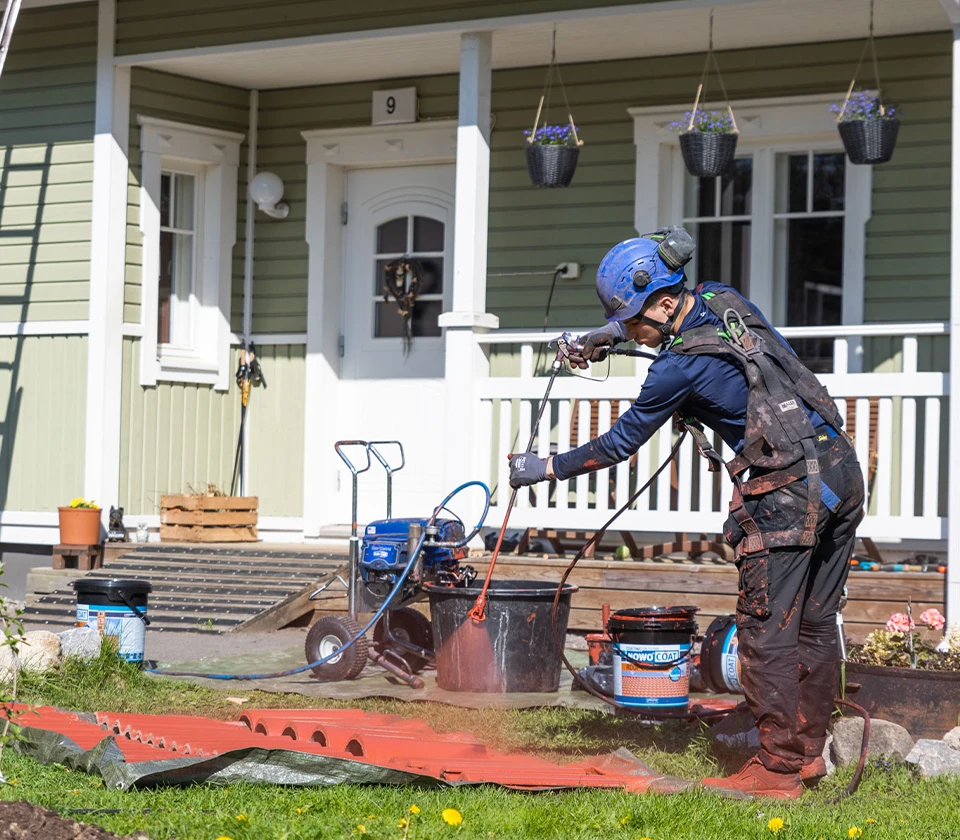 Maalausliike Väriympyrä tekemässä varatiilien maalausta.
