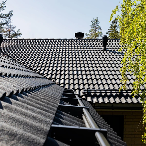 Valmistunut tiilikatto ja kohteen lopputarkastus